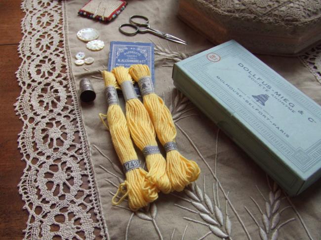 Echeveau coton rotors à broder  DMC, n°4 jaune mimosa (nuance n°2743)