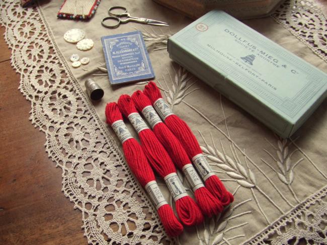 Echeveau coton rotors à broder  DMC, n°4 rouge laque de chine (nuance n°2304)
