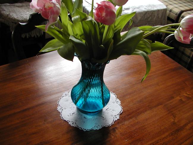 Superbe dessous de vase en broderie de petits coeurs à la Richelieu