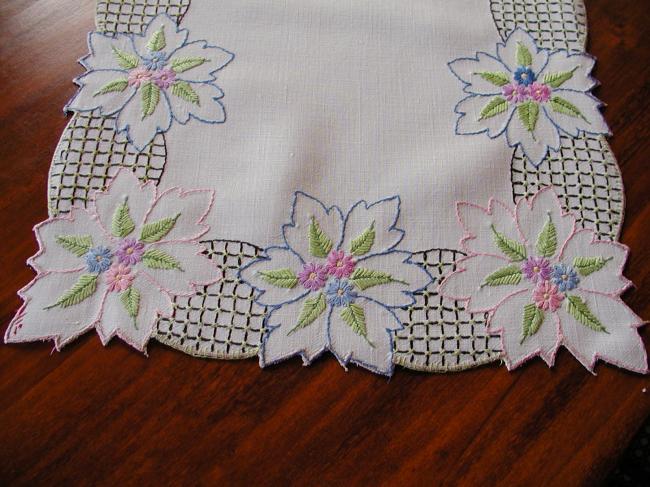Lovely couple of table mats with brightful colors embroidered flowers