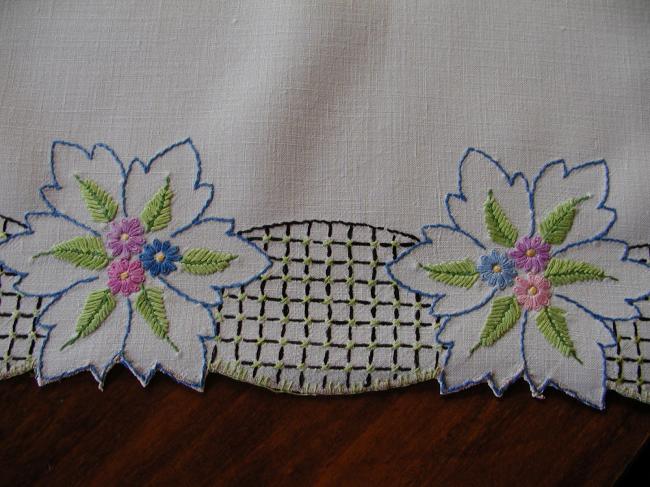 Lovely couple of table mats with brightful colors embroidered flowers