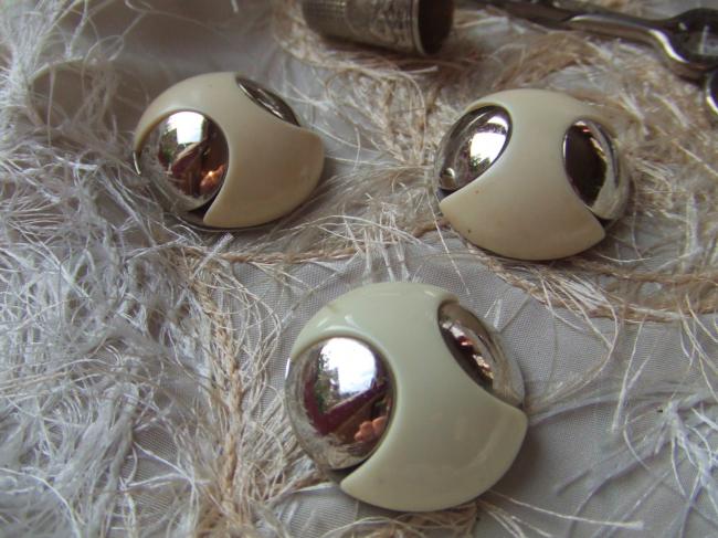 Grd Bouton de créateur en module métal & blanc, de style Courréges