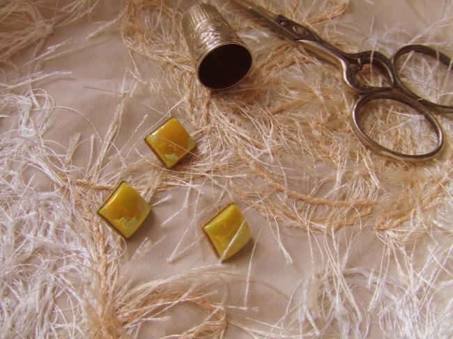 Superbe petit bouton carré en pate de verre jaune irisé sur support doré