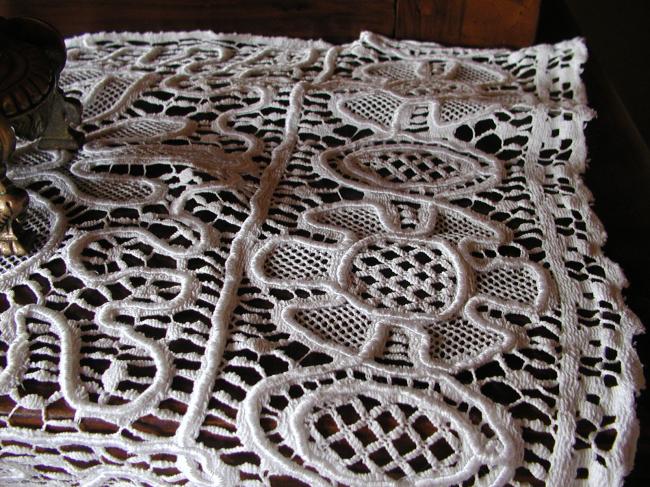 Lovely top for mantelpiece in Renaissance style lace