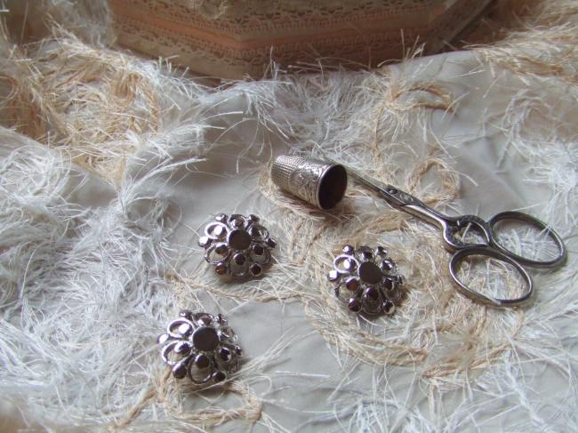 Moyen Bouton de créateur en forme de fleur stylisée en métal argenté Ø28mm