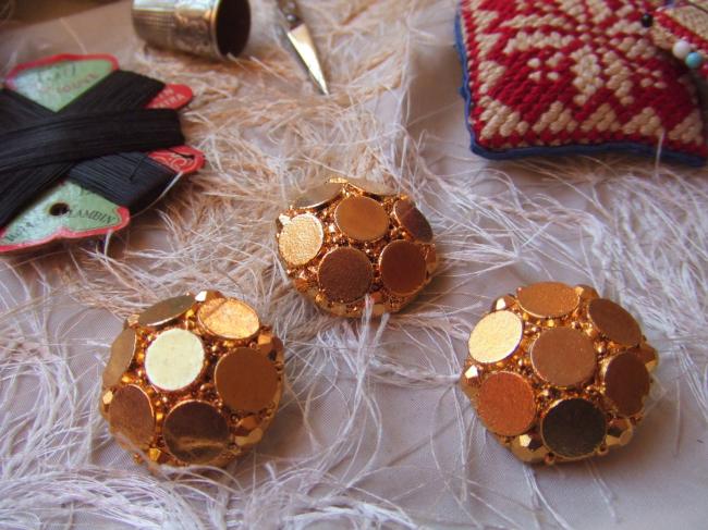 Moyen Bouton de créateur en module motif de pastilles et  strass métallisé doré