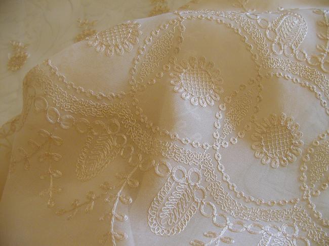 Marvellous bed-spread in lawn with embroidered flowers 1920
