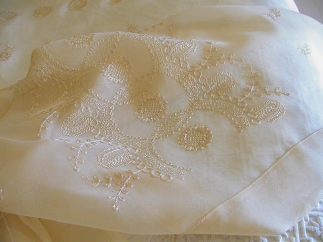 Marvellous bed-spread in lawn with embroidered flowers 1920
