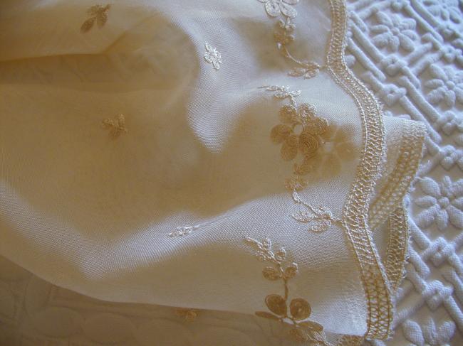 Marvellous bed-spread in lawn with embroidered flowers 1920
