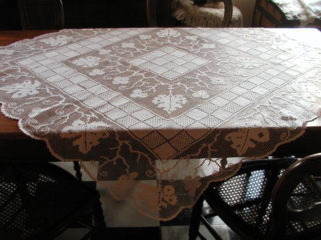 Superbe nappe en dentelle de filet fait à la main, décor de vigne et raisin