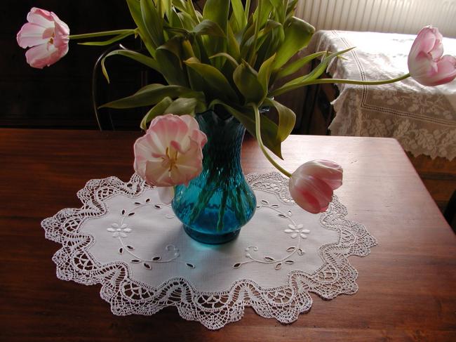 Très joli centre de table en dentelle de Cluny et broderie blanche