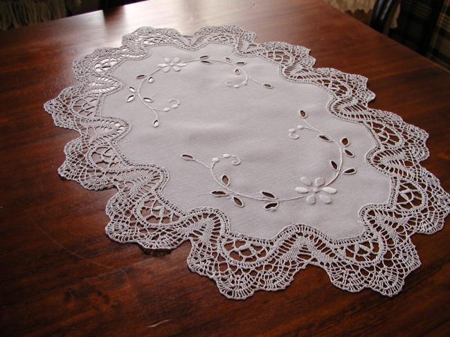 Très joli centre de table en dentelle de Cluny et broderie blanche