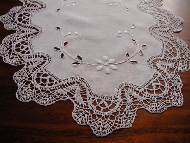 Très joli centre de table en dentelle de Cluny et broderie blanche