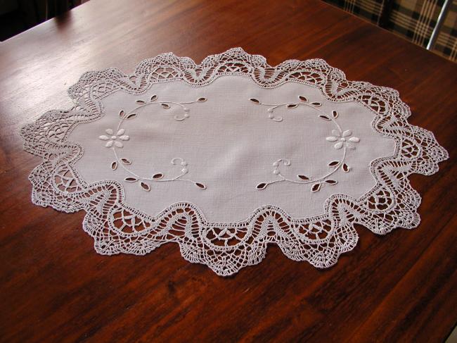 Très joli centre de table en dentelle de Cluny et broderie blanche