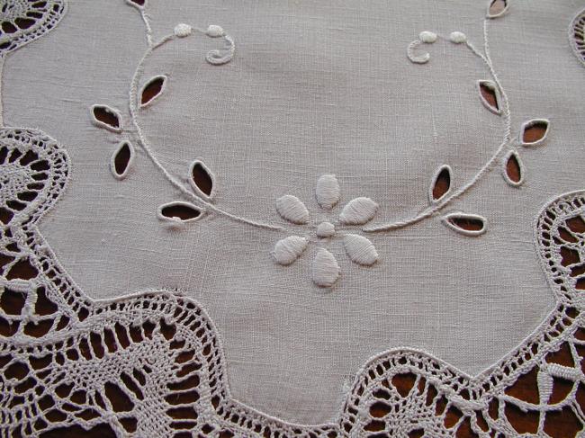 Très joli centre de table en dentelle de Cluny et broderie blanche