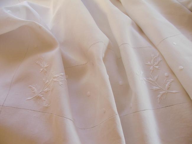 Superb linen single sheet with hand-embroidered flowers and drawn thread river
