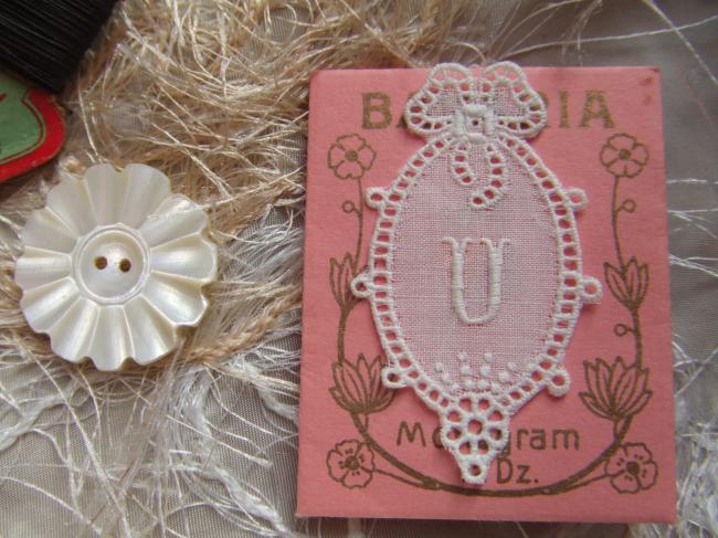 Merveilleux monogramme U dans un cartouche ajouré en fine batiste 1900-20