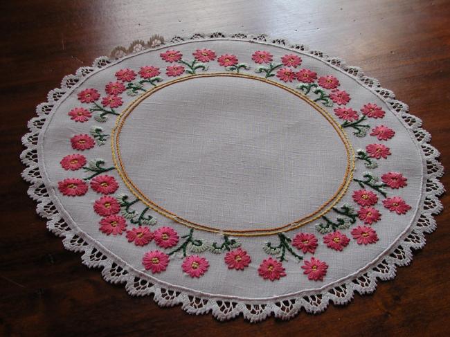 Gorgeous round table centre with pink daisies.