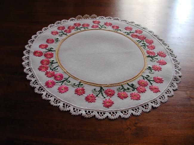 Gorgeous round table centre with pink daisies.