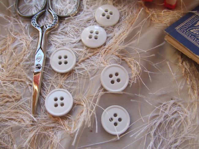 Lot de 11 boutons ronds en plastique blanc brillant.