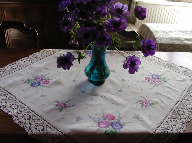 Splendeur de nappe brodée d'anémones et dentelle de Cluny.