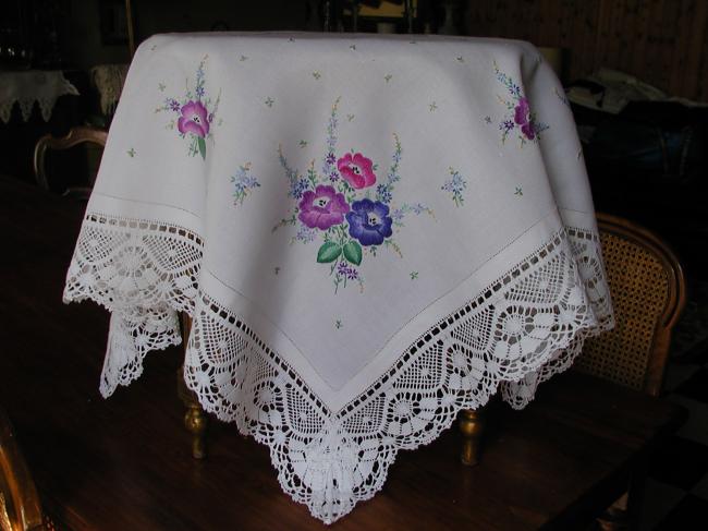 Splendeur de nappe brodée d'anémones et dentelle de Cluny.