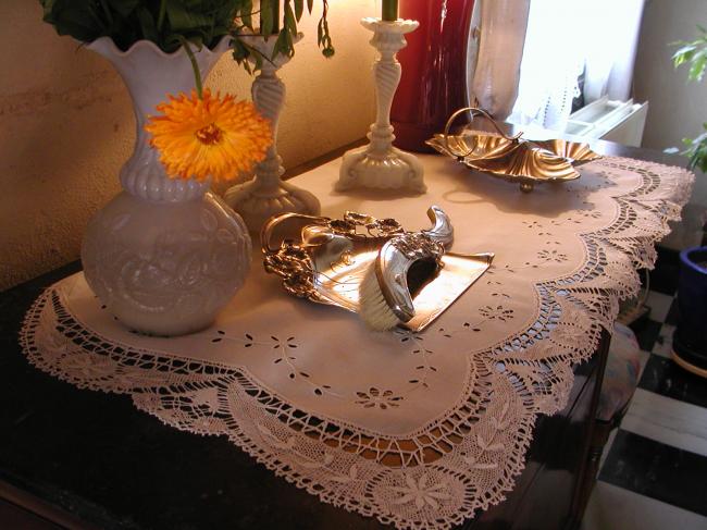 Sideboard linen with Cluny bobbin lace