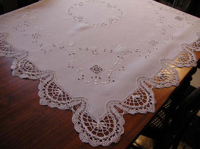 Merveilleuse nappe brodée de guirlandes de fleurs et dentelle de Cluny 1910