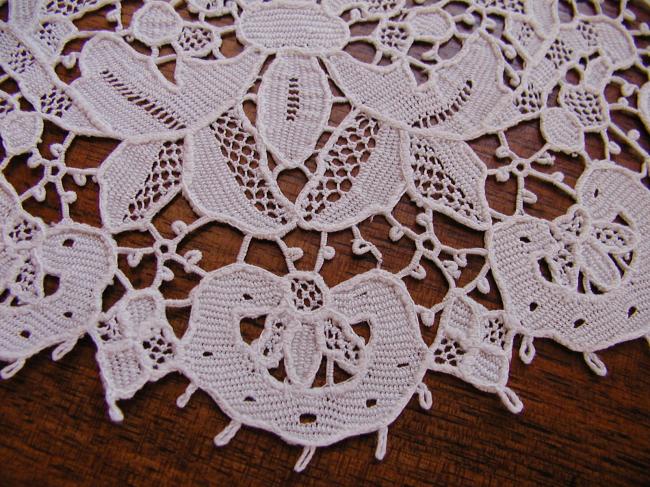 Marvellous doily in hand-made needle Venezia Mat 19th century