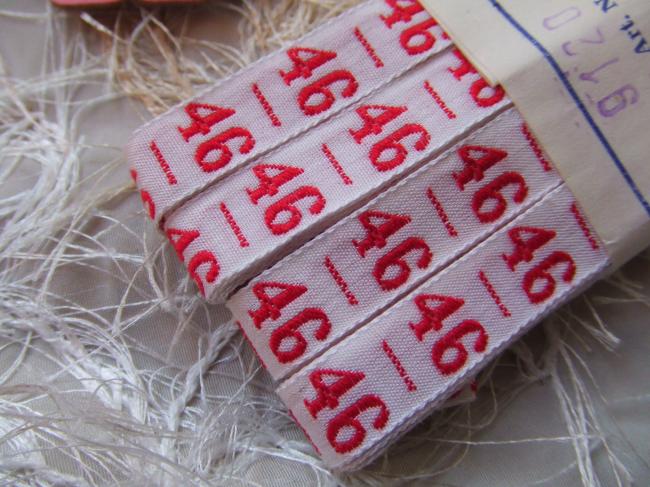 Ancien ruban de couleur blanche tissé numéro rouge, grand chiffre n°46
