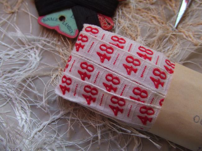 Ancien ruban de couleur blanche tissé numéro rouge, grand chiffre n°48