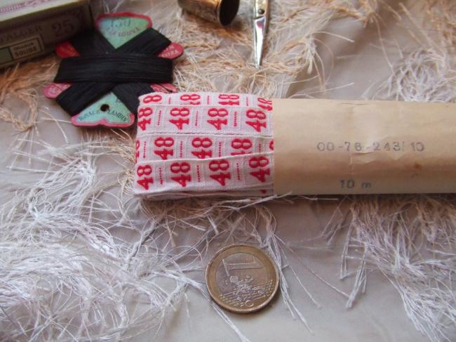 Ancien ruban de couleur blanche tissé numéro rouge, grand chiffre n°48