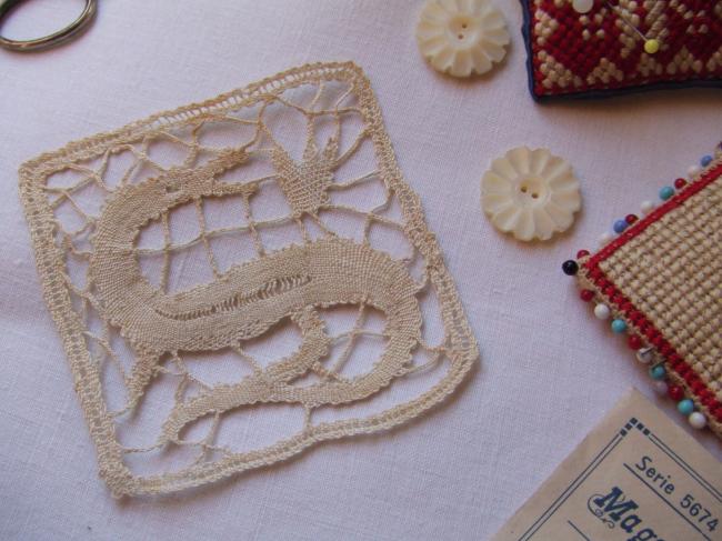 Superbe motif d'insertion carré en dentelle de fuseaux , motif Salamandre,19ème