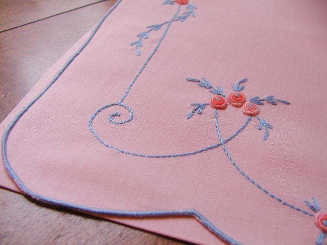 Superb linen pink night case with hand-embroidered little roses