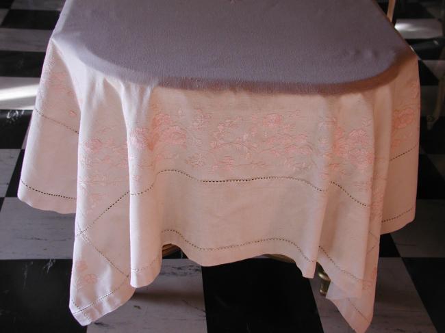 Somptueuse nappe en bourette de soie brodée de fleurs roses