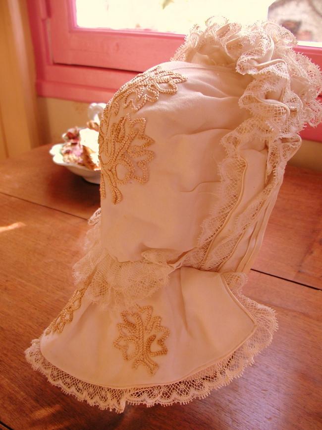 Superb baby bonnet-hat  in ivory silk, flounce and Valencienne lace 1880