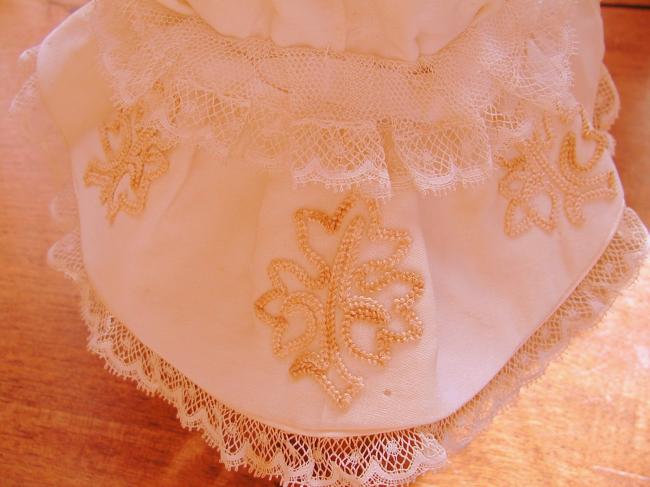 Superb baby bonnet-hat  in ivory silk, flounce and Valencienne lace 1880