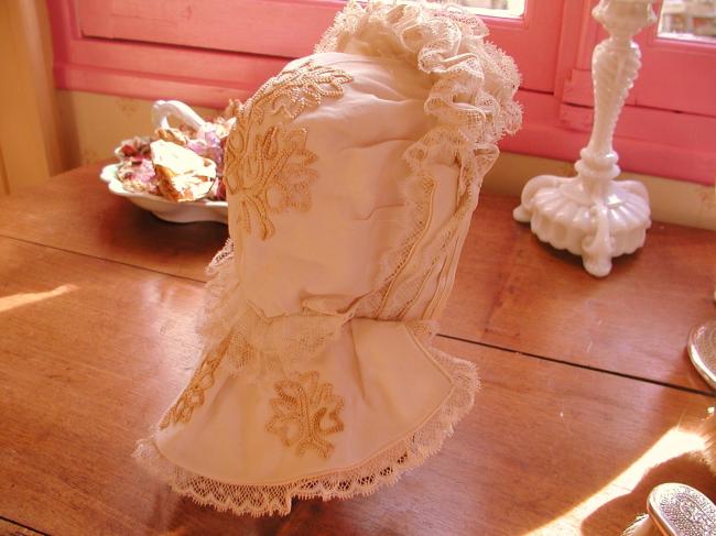 Superb baby bonnet-hat  in ivory silk, flounce and Valencienne lace 1880