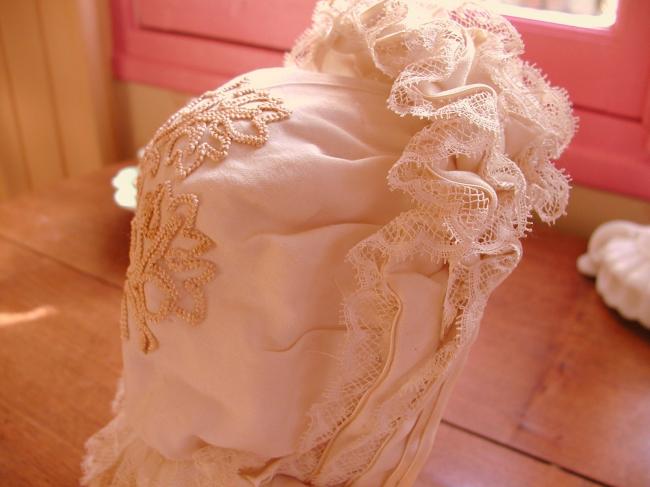 Superb baby bonnet-hat  in ivory silk, flounce and Valencienne lace 1880