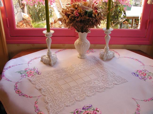 Superb table centre in hand-made fillet lace with vine pattern 1930