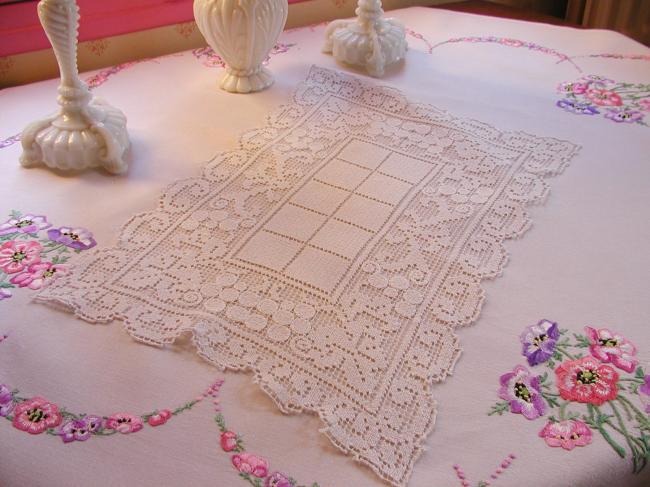 Superb table centre in hand-made fillet lace with vine pattern 1930