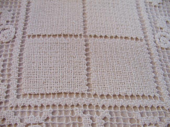 Superb table centre in hand-made fillet lace with vine pattern 1930