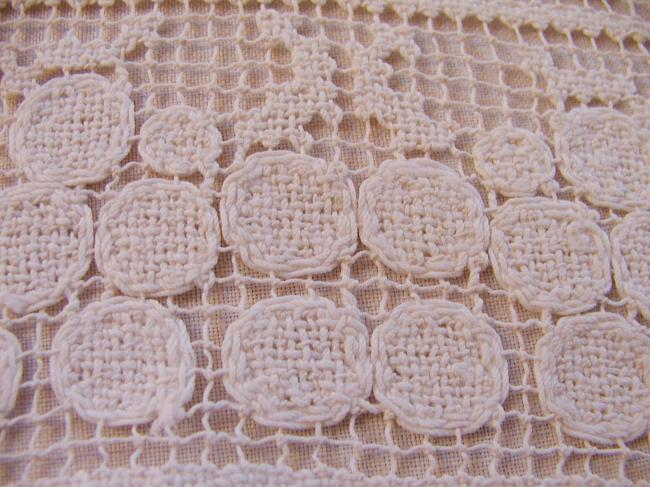 Superb table centre in hand-made fillet lace with vine pattern 1930
