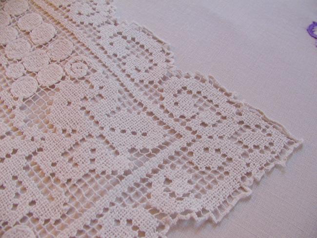 Superb table centre in hand-made fillet lace with vine pattern 1930