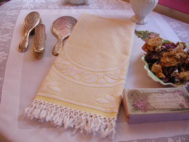Jolie ancienne serviette de bain en éponge &franges ,couleur jaune clair