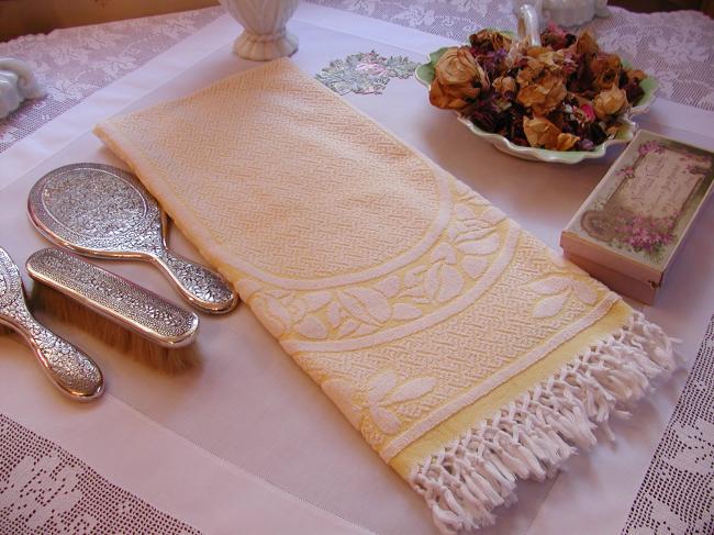 Jolie ancienne serviette de bain en éponge &franges ,couleur jaune clair