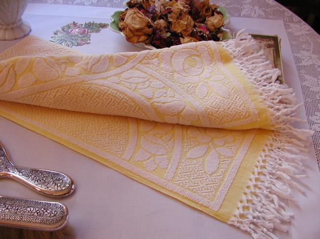Jolie ancienne serviette de bain en éponge &franges ,couleur jaune clair