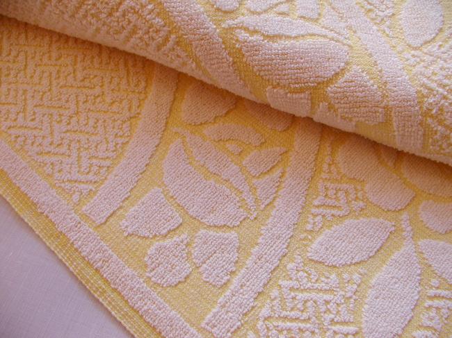 Jolie ancienne serviette de bain en éponge &franges ,couleur jaune clair