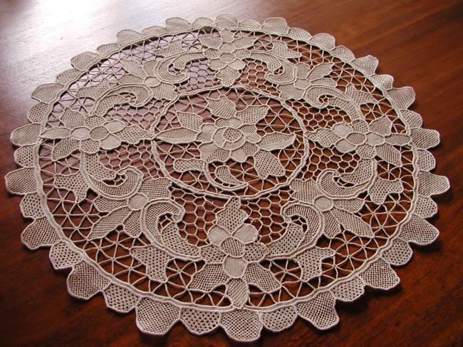 Gorgeous table centre in Venezia handmade lace 1900