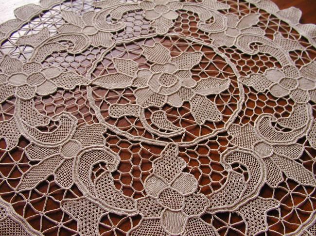 Gorgeous table centre in Venezia handmade lace 1900